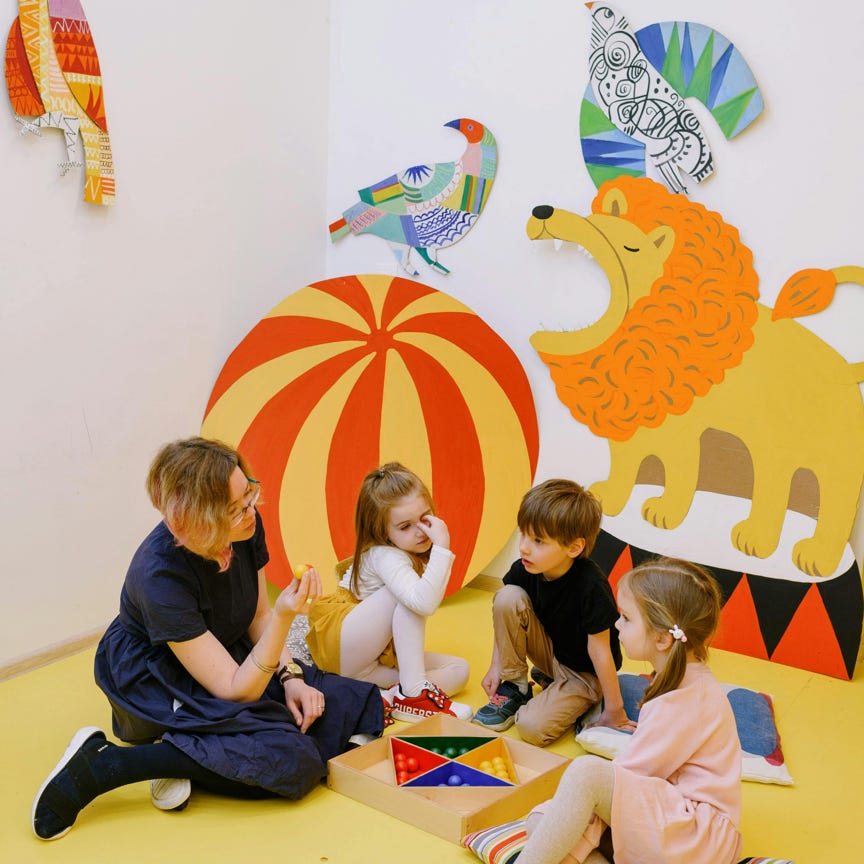 Eine Lehrerin Spielt Mit Ihrem Vorschulkind